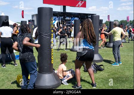 Hackney, Londres. Semi-marathon ; terminez au Hackney Marshes. Session d'exercice de groupe Fight Klub. Banque D'Images