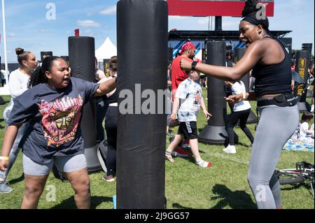 Hackney, Londres. Semi-marathon ; terminez au Hackney Marshes. Session d'exercice de groupe Fight Klub. Banque D'Images