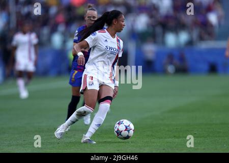 Selma Bacha de l'Olympique Lyon contrôle le ballon lors du match final de la Ligue des champions des femmes de l'UEFA entre le FC Barcelone et l'Olympique Lyon au stade Allianz le 21 mai 2022 à Turin, Italie . Banque D'Images