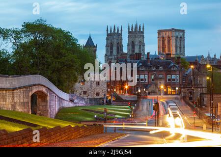 La nuit tombe dans la ville de York, North Yorkshire, Angleterre. Banque D'Images