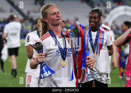 Amandine Henry, de l'Olympique Lyon, célèbre à la fin du match final de la Ligue des champions des femmes de l'UEFA entre le FC Barcelone et l'Olympique Lyon au stade Allianz le 21 mai 2022 à Turin, Italie . Banque D'Images