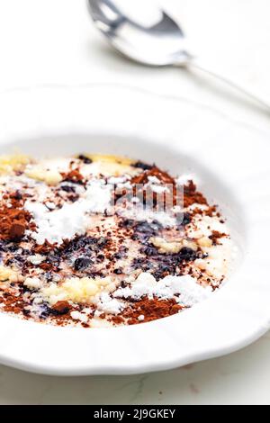 porridge semoule au cacao, au sucre et au beurre fondu Banque D'Images