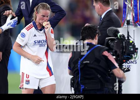Amandine Henry, de l'Olympique Lyon, célèbre à la fin du match final de la Ligue des champions des femmes de l'UEFA entre le FC Barcelone et l'Olympique Lyon au stade Allianz le 21 mai 2022 à Turin, Italie . Banque D'Images