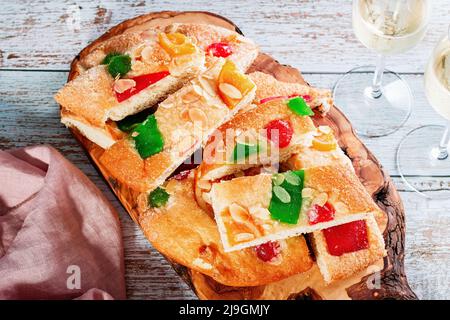 Coca de Sant Joan sur une planche en bois avec des verres de champagne sur une table. Treet sucré traditionnel en Catalogne pour la fête nocturne de Sant Joan, vue de dessus Banque D'Images