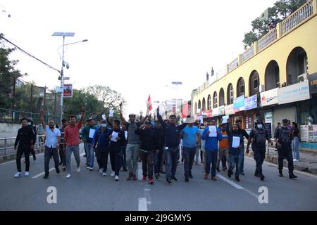 Katmandou, Népal. 23rd mai 2022. Le 23 mai 2022 à Katmandou, Népal. Étudiant affilié à l'Union nationale des étudiants libres du Népal (ANNFSU) dirigée par le Parti communiste le Népal chante slogan lors d'un rassemblement de torche protestation contre la hausse des prix des produits pétroliers.la Nepal Oil Corporation appartenant à l'État a augmenté le prix des produits pétroliers deux fois par semaine par des roupies dix. (Photo de Abhishek Maharajan/Sipa USA) crédit: SIPA USA/Alay Live News Banque D'Images