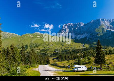 Caravane en paysage de montagne d'été, Alpes, Italie Banque D'Images