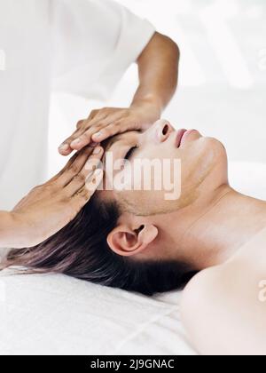 Femme recevant un soin du visage à six Senses Spa, Heritance Kandalama, Dambulla, Sri Lanka. Banque D'Images