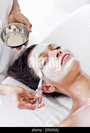 Femme recevant un soin du visage à six Senses Spa, Heritance Kandalama, Dambulla, Sri Lanka. Banque D'Images