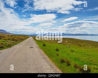 Une route vide vers le village d'Achiltibuie à Ross et à Cromarty, Highland, Écosse Banque D'Images