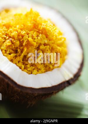 Ingrédients de spa crus. Le gommage à la noix de coco est appliqué directement par un mouvement de frottement pour exfolier et lisser la peau. Palakkad, Kerala, Inde Banque D'Images