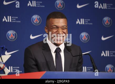 Paris, France, 23/05/2022, Kylian Mbappe de PSG lors d'une conférence de presse à la suite du renouvellement de son contrat à Paris Saint-Germain jusqu'en 2025, le 23 mai 2022 au stade du Parc des Princes à Paris, France - photo : Jean Catuffe/DPPI/LiveMedia crédit : Agence photo indépendante/Alay Live News Banque D'Images