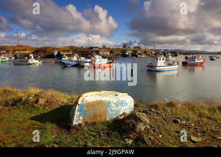 Image de paysage montrant les bateaux de pêche et l'industrie à South Gare sur Teesside près de Middlesbrough, North Yorkshire, Angleterre, Royaume-Uni. Banque D'Images