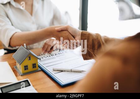 Accord réussi , estate,contrat d'achat d'une maison concept, acheteur shaking hand with bank empoyees après signature de finition en fonction du contrat Banque D'Images