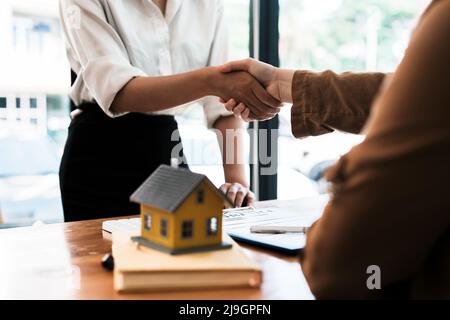 Accord réussi , estate,contrat d'achat d'une maison concept, acheteur shaking hand with bank empoyees après signature de finition en fonction du contrat Banque D'Images