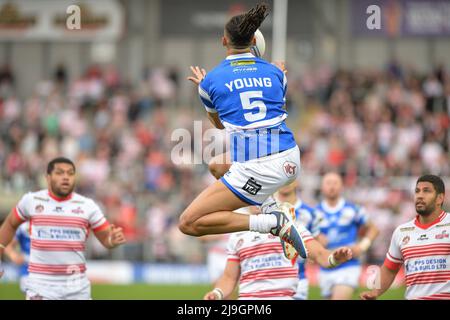 Leigh, Angleterre - 22nd mai 2022 - Alex Young, de Workington Town, prend le ballon rond. Rugby League Betfred Championship Leigh Centurions vs Workington Town au Leigh Sports Village Stadium, Leigh, Royaume-Uni Dean Williams Banque D'Images