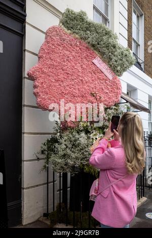 Londres, Royaume-Uni. 23 mai 2022. La reine Elizabeth II est représentée près de King's Road dans une installation par le Dr Maryam Zamani, une partie de Chelsea à Bloom, un spectacle d'art floral transformant les rues de Chelsea du 23 au 28 mai avec des expositions faites de fleurs. L'événement annuel est produit par Cadogan en association avec la Royal Horticultural Society (RHS). Credit: Stephen Chung / Alamy Live News Banque D'Images