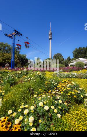 Dortmund, Rhénanie-du-Nord-Westphalie, Allemagne - Westfalenpark Dortmund avec téléphérique devant la tour de télévision Florian. Banque D'Images