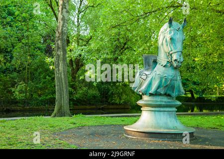 Statue de chevalier d'échecs à Rowntree à York, dans le North Yorkshire, en Angleterre. Banque D'Images