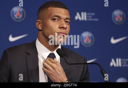 Paris, France, 23/05/2022, Kylian Mbappe de PSG lors d'une conférence de presse à la suite du renouvellement de son contrat à Paris Saint-Germain jusqu'en 2025, le 23 mai 2022 au stade du Parc des Princes à Paris, France - photo : Jean Catuffe/DPPI/LiveMedia crédit : Agence photo indépendante/Alay Live News Banque D'Images