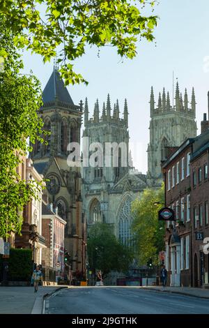 Le matin du printemps sur Museum Street dans le centre-ville de York, en Angleterre. Banque D'Images