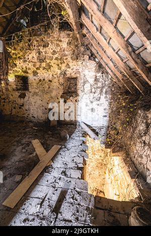 Urbex, ancienne ferme abandonnée quelque part en Belgique. Banque D'Images