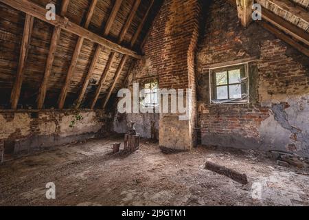 Urbex, ancienne ferme abandonnée quelque part en Belgique. Banque D'Images