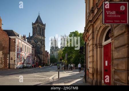 Matin de printemps dans le centre-ville de York, Angleterre. York Oratoire et Minster au loin. Banque D'Images