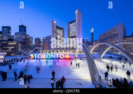 Toronto, CA - 24 janvier 2022 : Hôtel de ville de Toronto et Nathan Phillips Square au crépuscule Banque D'Images