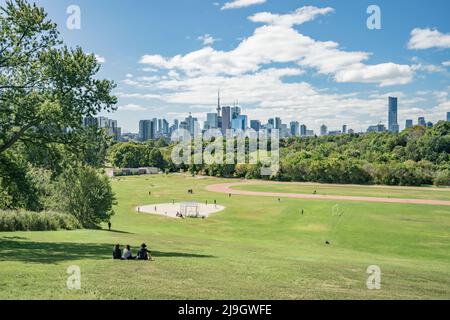 La ligne d'horizon du centre-ville de Toronto, au Canada, avec la Tour CN au printemps de Riverdale Park East Banque D'Images