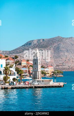 Phare de la tour de l'horloge sur la promenade de la ville de Symi sur l'île de Symi, Grèce Banque D'Images