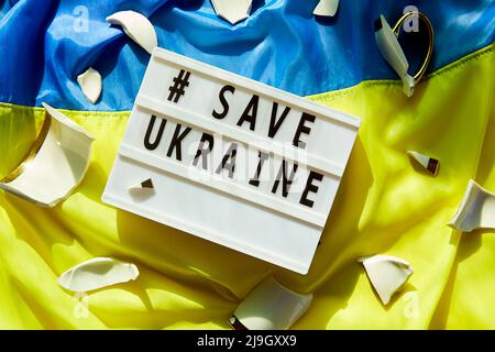 Drapeau ukrainien avec morceaux de coupe cassés: Symbole de la souveraineté et sauver l'Ukraine. Arrêter la guerre en Ukraine. Séjournez en Ukraine. Priez pour l'Ukraine. Banque D'Images