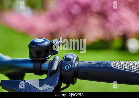 Guidon d'une bicyclette avec équipement. L'accent est mis sur le niveau du bouton plus. Banque D'Images