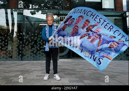 Un fan de Manchester City fait un drapeau avec un masque Queen Elizabeth II lors de la parade des trophées de la Premier League à Manchester. Date de la photo: Lundi 23 mai 2022. Banque D'Images