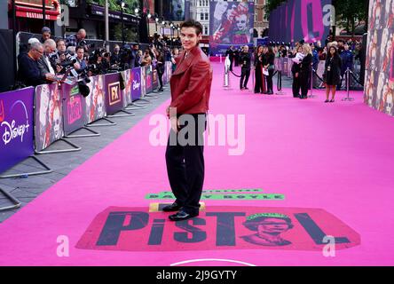 Louis Partridge arrivant pour la première de Pistol, à l'Odeon Luxe, Leicester Square, Londres. Date de la photo: Lundi 23 mai 2022. Banque D'Images