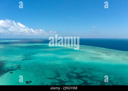 Drone de vue de la mer de Sulu Semporna Sabah Borneo Tun Sakaran Parc marin Banque D'Images