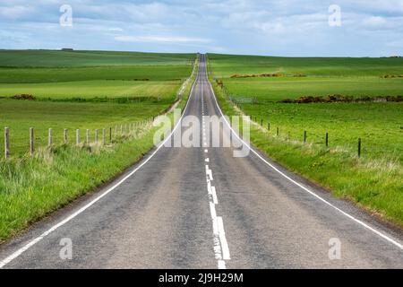 La route principale A961 sur South Ronaldsay, Orkney Islands, Écosse. Banque D'Images