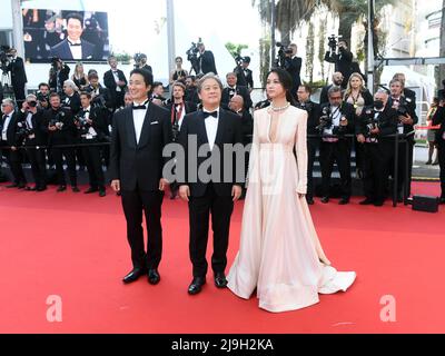 Cannes, France. 23rd mai 2022. L'acteur sud-coréen Go Kyung-Pyo, le réalisateur Park Chan-Wook et l'actrice Tang Wei assistent à la première de la décision de quitter le Palais des Festivals au Festival de Cannes 75th, en France, le lundi 23 mai 2022. Photo de Rune Hellestad/ Credit: UPI/Alay Live News Banque D'Images