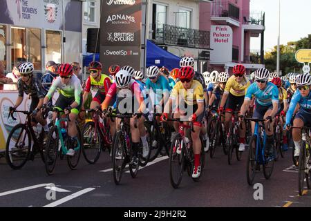 Événement cycliste série 2022 ronde 5 à Clacton-on-Sea, Essex. La course féminine commence. Banque D'Images