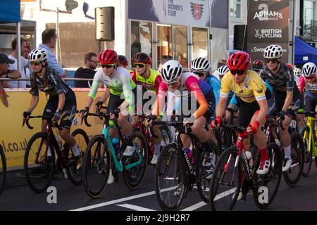 Événement cycliste série 2022 ronde 5 à Clacton-on-Sea, Essex. La course féminine commence. Banque D'Images