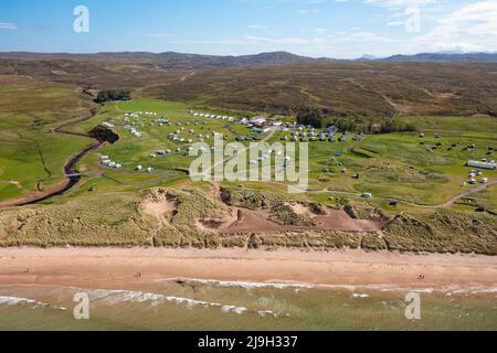 Vue aérienne de la plage de Big Sands et du parc Sands Caravan sur la route North Coast 500, Wester Ross, Scottish Highlands, Écosse Banque D'Images