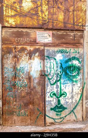 Graffiti urbain ou art dans une porte de garage rouillée dans la capitale cubaine. Banque D'Images