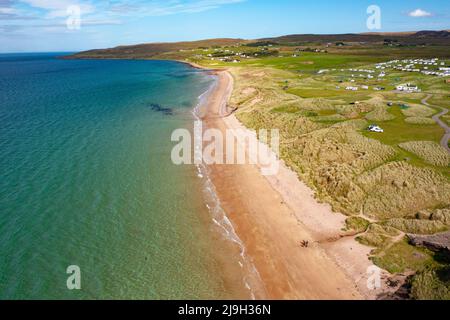 Vue aérienne de la plage de Big Sands et du parc Sands Caravan sur la route North Coast 500, Wester Ross, Scottish Highlands, Écosse Banque D'Images
