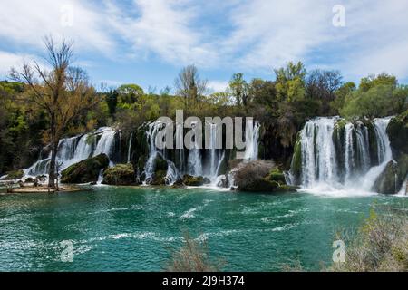 16 avril 2021 - chute d'eau de Kravica sur le fleuve Trebizat en Bosnie-Herzégovine, par une journée ensoleillée. Banque D'Images