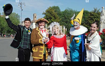 VERCELLI, ITALIE - 21 MAI 2022 : les masques de carnaval de Vercelli, Bicciolano et Bèla Majin, avec les « collègues » de Santhià et Viareggio Banque D'Images
