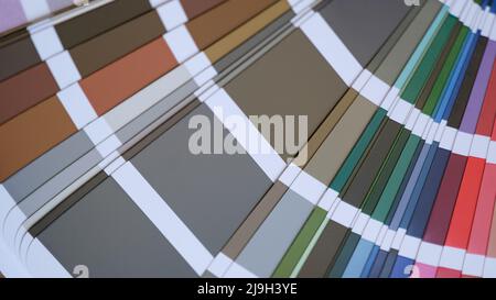 Éventail avec palette de couleurs multicolores lumineuses échantillons de différentes nuances de gros plan Banque D'Images