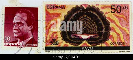 Photo de deux timbres-poste espagnols 1989 Turquie pour le 500th anniversaire de la découverte de l'Amérique et un timbre définitif avec le roi Juan Carlos Banque D'Images