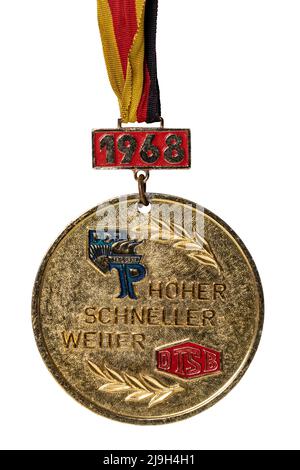 Potsdam, Allemagne - 06 MAI 2022. Médailles, ordres et médailles de la RDA (DDR). Gros plan d'une médaille d'or de la Fédération allemande de gymnastique et de sport de Banque D'Images
