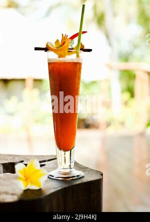 Thé corps et âme, Kayumanis Spa, Kayumanis Ubud, Bali, Indonésie. Les ingrédients de cette boisson au spa comprennent le nectar de tamarin, le thé rosella, le citron vert et le miel Banque D'Images