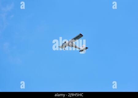 Avion utilitaire PZL 104 WILGA 80 volant sur le ciel bleu Banque D'Images