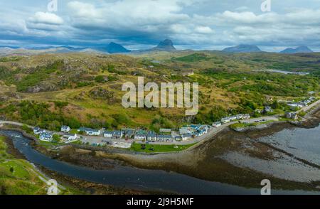 Vue aérienne du drone du village de Lochinver sur la route North Coast 500 à Assynt, Sutherland, Highland, Écosse Banque D'Images